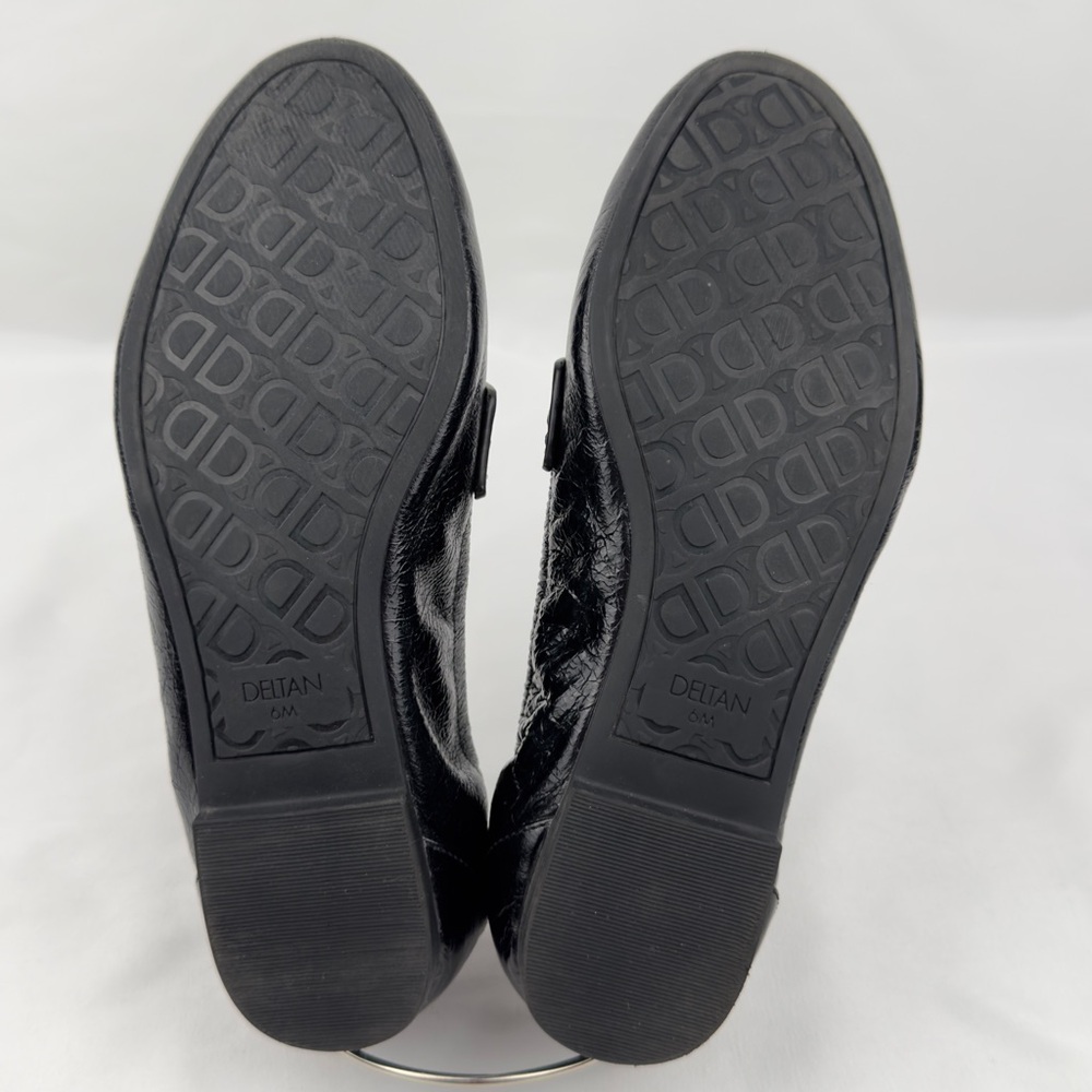 Black Leather Loafers Womens Sz 6 Slip On Comfort Gold Logo Casual - Picture 9 of 13